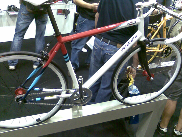 le Specialized Monaco, un singlespeed bien stylé mais malheureusement avec des gros tubes en alu. Un joli cadre fin en acier serait tellement plus mieux le Specialized Monaco, un singlespeed bien stylé mais malheureusement avec des gros tubes en alu. Un joli cadre fin en acier serait tellement plus mieux