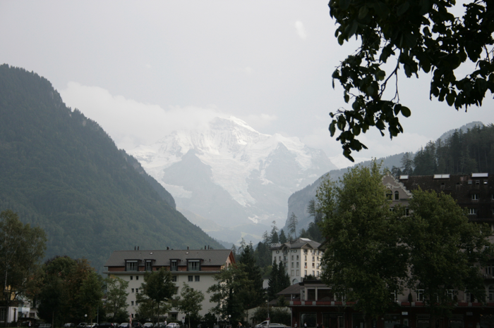 Vue sur une montagne-très-connue-mais-dont-je-ne-sais-pas-le-nom-sans-aller-voir-une-carte-et-j-ai-la-flemme depuis Interlaken Vue sur une montagne-très-connue-mais-dont-je-ne-sais-pas-le-nom-sans-aller-voir-une-carte-et-j-ai-la-flemme depuis Interlaken
