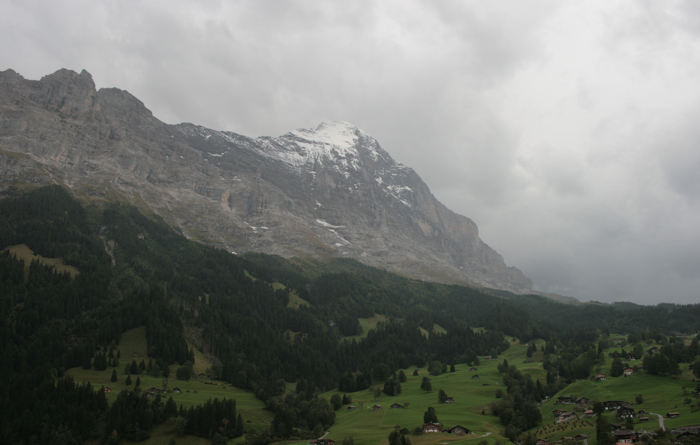 Vue sur une autre montagne-très-connue-mais-dont-je-ne-sais-pas-le-nom-sans-aller-voir-une-carte-et-j-ai-la-flemme depuis notre chambre à Grindelwald Vue sur une autre montagne-très-connue-mais-dont-je-ne-sais-pas-le-nom-sans-aller-voir-une-carte-et-j-ai-la-flemme depuis notre chambre à Grindelwald