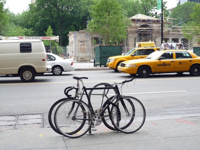 NYC bikes = singlespeeds. I love it! NYC bikes = singlespeeds. I love it!