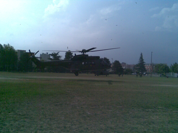 L'herbe vole à l'atterrissage du Super Puma L'herbe vole à l'atterrissage du Super Puma
