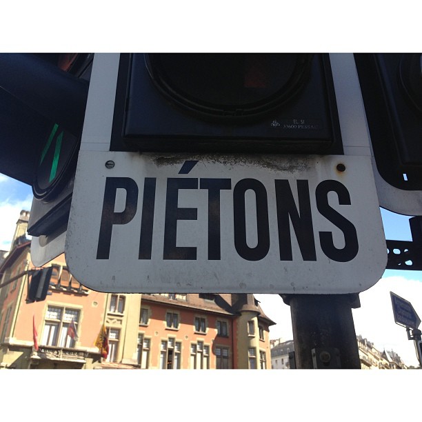 les PIÉTONS... comment dire...