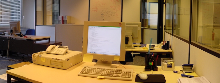 Mon bureau en 2005: grand bureau, petit écran, matériel beige, stylos, papier, post-its Mon bureau en 2005: grand bureau, petit écran, matériel beige, stylos, papier, post-its