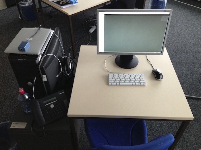 Mon bureau en 2012: petit bureau, grand écran (je n’aime pas le dual-screen), matériel noir, clavier US personnel, pas de papier Mon bureau en 2012: petit bureau, grand écran (je n’aime pas le dual-screen), matériel noir, clavier US personnel, pas de papier