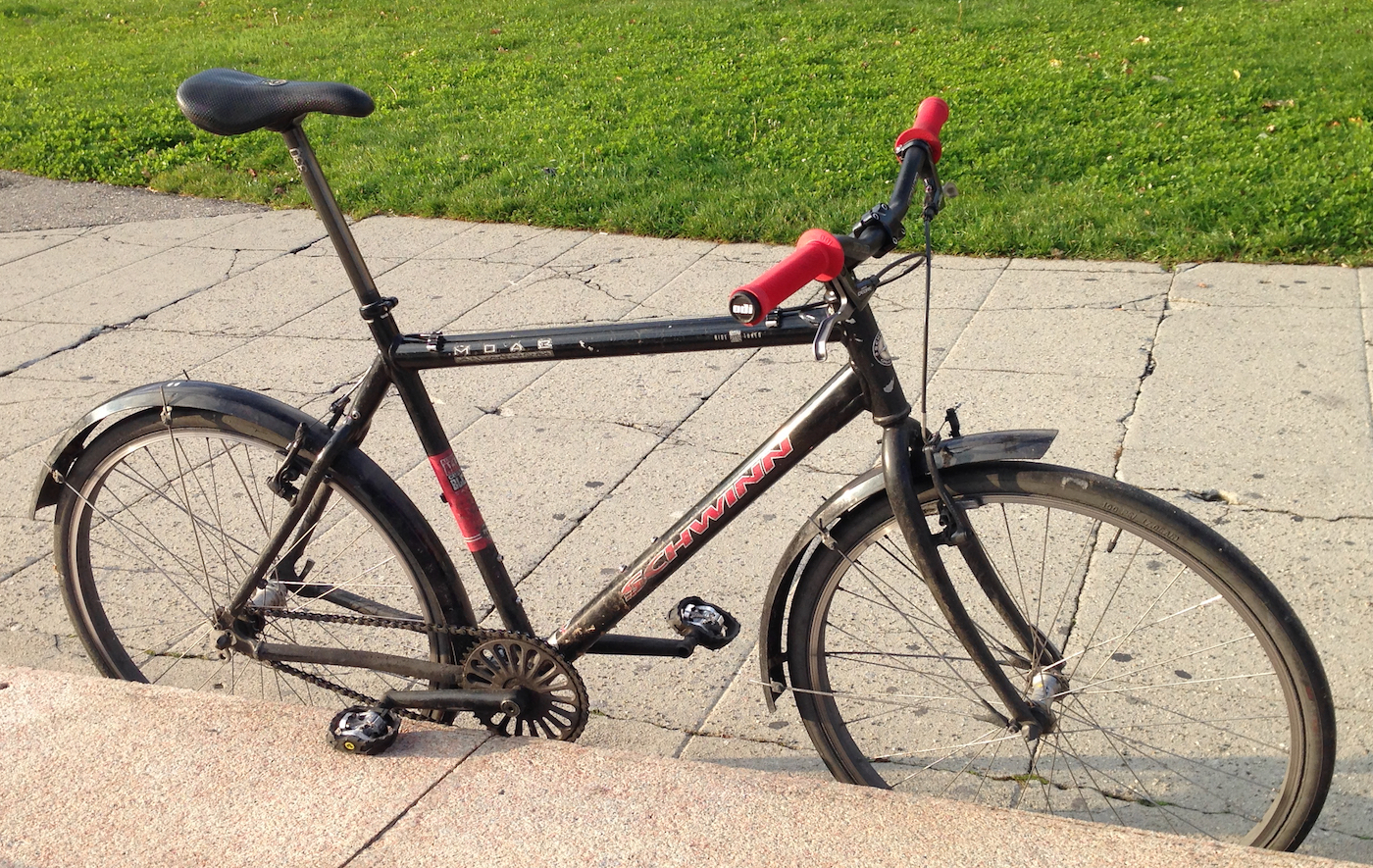 15.11.2013: while bike messenging. Added a rear brake for rainy days, no chain-tensioner anymore, 44/16 gear ratio, back to (almost) original bars, clipless pedals 15.11.2013: while bike messenging. Added a rear brake for rainy days, no chain-tensioner anymore, 44/16 gear ratio, back to (almost) original bars, clipless pedals