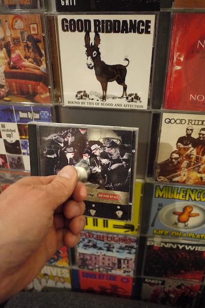 A boss magnet allows to retrieve a single CD case