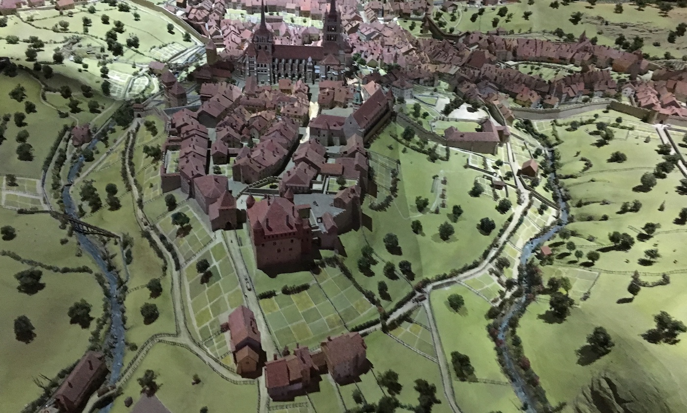 Vue vers le Sud, sur la Cité, avec le Flon à gauche et la Louve à droite Vue vers le Sud, sur la Cité, avec le Flon à gauche et la Louve à droite